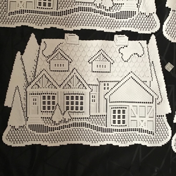 NWOT Lace Christmas Runner and 6 Placemats with embroidered details - Picture 9 of 9